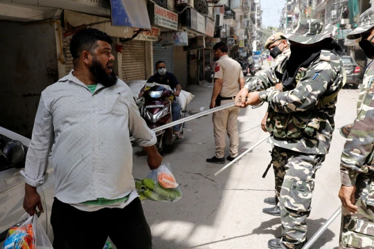 Cảnh sát Mumbai quất roi trừng phạt người vi phạm lệnh cấm ra khỏi nhà (Ảnh: Getty).