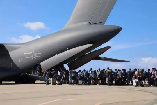  Lính Trung Quốc hết hạn đồn trú trái phép ở Trường Sa lên Y-20 về đất liền (Ảnh: Sina).