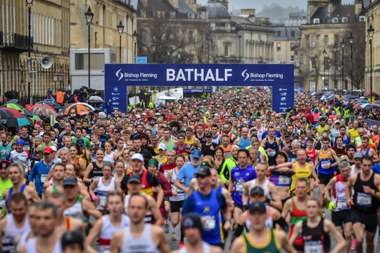 Trong lúc dịch bệnh đang hoành hành, ngày 15/3 Anh vẫn tổ chức giải Marathon ở Bathalf với hàng ngàn người dự, không ai đeo khẩu trang (Ảnh: AP).