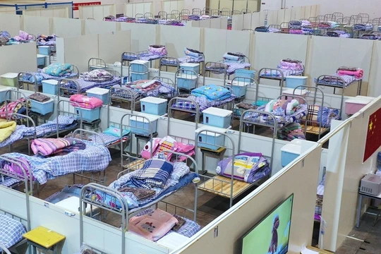 Vũ Hán ngày càng có thêm nhiều bệnh viện khoang vuông được đưa vào hoạt động để tiếp nhận điều trị cách ly những người bị bệnh nhẹ (Ảnh: Guancha)