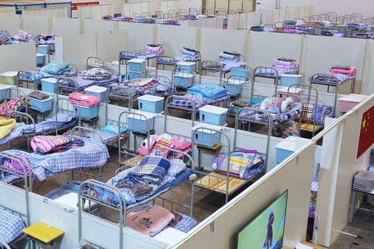 Vũ Hán ngày càng có thêm nhiều bệnh viện khoang vuông được đưa vào hoạt động để tiếp nhận điều trị cách ly những người bị bệnh nhẹ (Ảnh: Guancha)