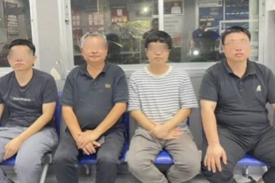 4 người đàn ông Trung Quốc lấy tài liệu bị bắt. Ảnh: SingTao.