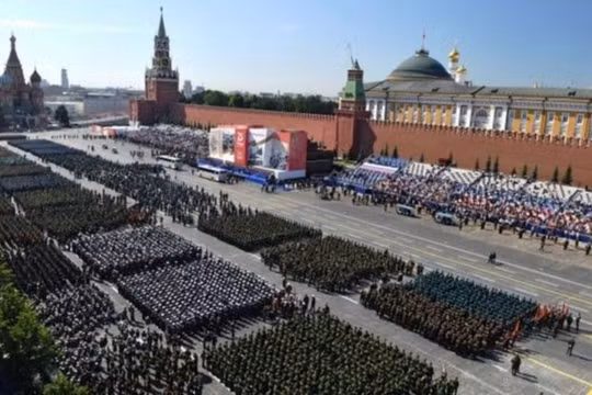 Nga đã nhân cơ hội lễ diễu binh kỉ niệm 75 năm Ngày Chiến thắng để tổ chức cuộc gặp mặt Bộ trưởng Quốc phòng Trung - Ấn (Ảnh: EPA).