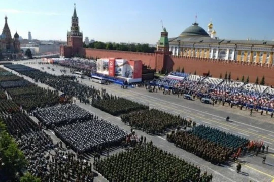 Nga đã nhân cơ hội lễ diễu binh kỉ niệm 75 năm Ngày Chiến thắng để tổ chức cuộc gặp mặt Bộ trưởng Quốc phòng Trung - Ấn (Ảnh: EPA).