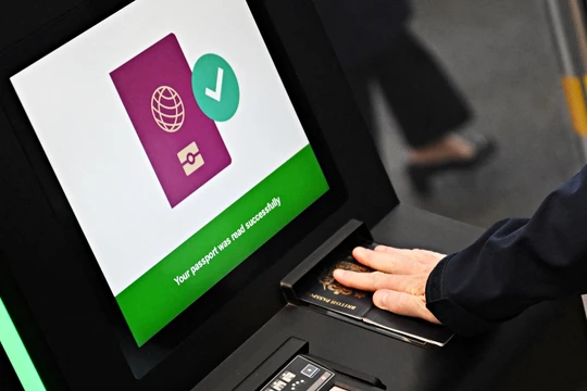 Từ 12/10, EU sẽ đưa hệ thống kiểm tra sinh trắc học vào hoạt động áp dụng với người nước ngoài nhập cảnh các nước khu vực Shchengen. Ảnh: Getty.