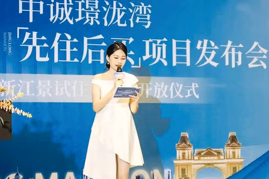 Lễ khai trương thực hiện chương trình khuyến mãi "Ở trước mua sau". Ảnh: Sina.