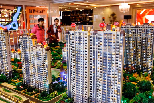 Tình trạng thị trường ế ẩm khiến các công ty bất động sản Trung Quốc phải tung ra nhiều chiêu bài tiếp thị (Ảnh: Hk01)