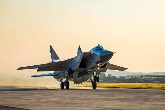 MiG-31K mang tên lửa siêu thanh Kinzhal hạ cánh xuống sân bay Khmemin ở Syria (Ảnh: RAF).