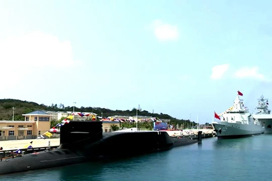 Ba chiến hạm hiện đại vừa được Trung Quốc đưa vào biên chế Hạm đội Nam Hải hôm 23/4 (Ảnh: CCTV).