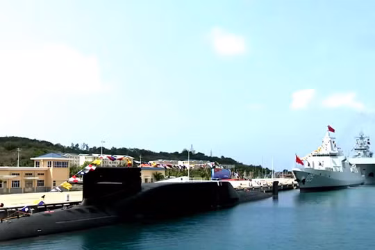 Ba chiến hạm hiện đại vừa được Trung Quốc đưa vào biên chế Hạm đội Nam Hải hôm 23/4 (Ảnh: CCTV).