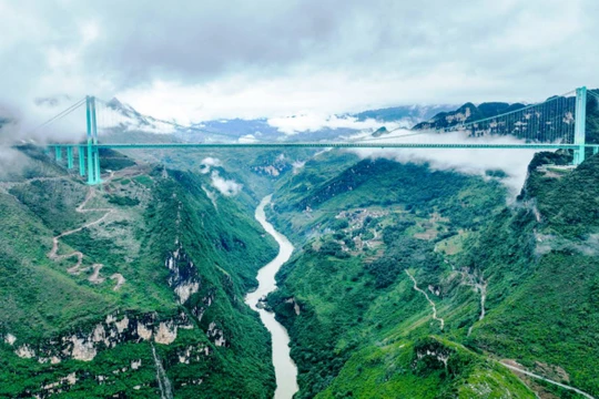 Cầu Hoa Giang cao nhất thế giới khoảng cách từ mặt sông tới mặt cầu là 625m. Ảnh: Xinhua.