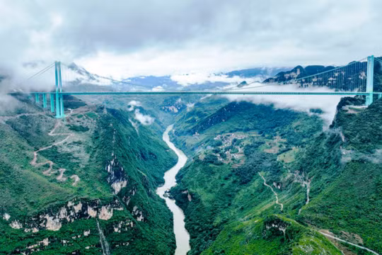 Cầu Hoa Giang cao nhất thế giới khoảng cách từ mặt sông tới mặt cầu là 625m. Ảnh: Xinhua.