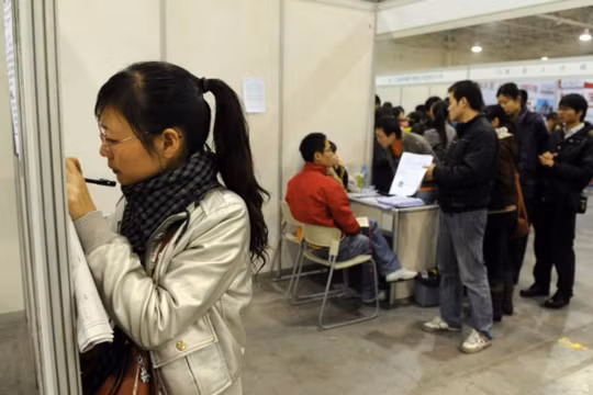 Số người tìm việc đông khiến dịch vụ lừa đảo tìm việc có cơ hội tồn tại và phát triển. Ảnh: Getty.