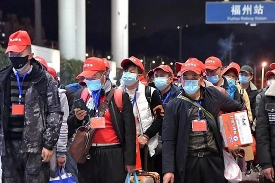 Trung Quốc đã tổ chức các đoàn chuyên xa để đưa đón người lao động quay trở lại làm việc (Ảnh: Đông Phương)