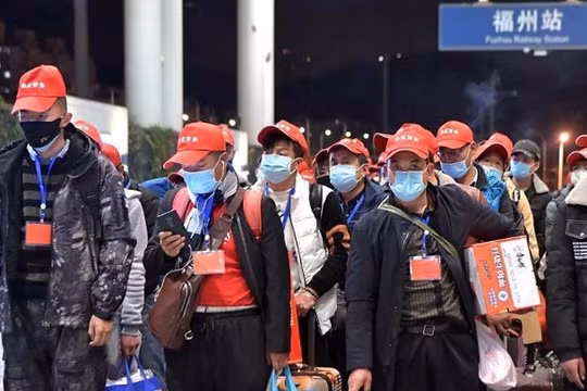 Trung Quốc đã tổ chức các đoàn chuyên xa để đưa đón người lao động quay trở lại làm việc (Ảnh: Đông Phương)