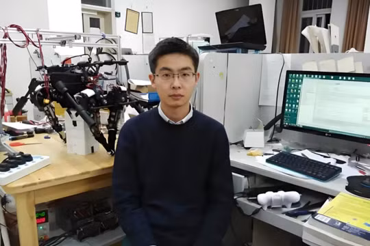 Vương Hưng Hưng, ông chủ 9x tài năng của Unitree Robotics. Ảnh: QQnews.