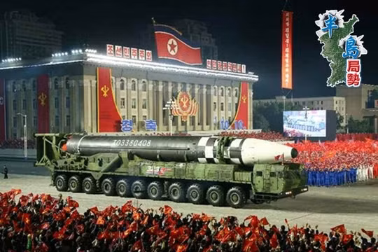 Tên lửa liên lục địa kiểu mới lần đầu tiên được Triều Tiên trình làng tại cuộc dĩeu binh (Ảnh: Dongfang).