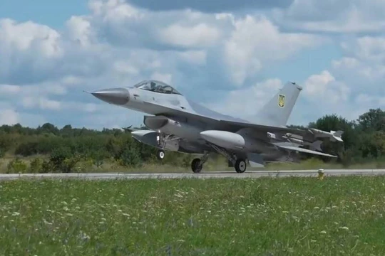 Một chiếc F-16 của Ukraine đang cất cánh (Ảnh: Facebook/Zelensky)