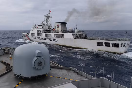 Tàu chiến Indonesia bám sát phía sau tàu cảnh sát biển Trung Quốc (Ảnh: Reuter/Đa Chiều)