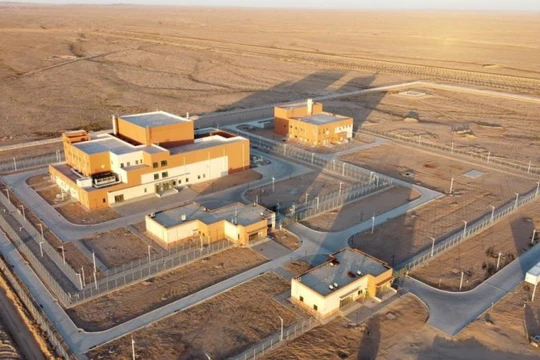 Công trình lò phản ứng muối nóng chảy gốc Thori TMSR-LF1 thử nghiệm ở sa mạc Ngũ Uy, Nội Mông. Ảnh: Hackaday. 