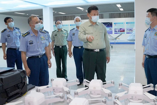 Ông Tập Cận Bình đến thị sát cơ sở thí nghiệm, dạy học và đào tạo người điều khiển UAV ở Đại học Hàng không (Ảnh: Đa Chiều).