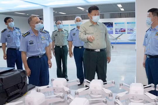 Ông Tập Cận Bình đến thị sát cơ sở thí nghiệm, dạy học và đào tạo người điều khiển UAV ở Đại học Hàng không (Ảnh: Đa Chiều).