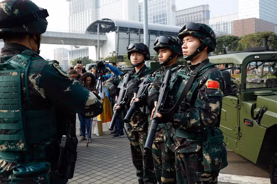 Việc PLA chi khoản tiền khổng lồ mua áo giáp phòng hộ cho Lục quân đang gây nhiều đồn đoán (Ảnh: Đa Chiều)