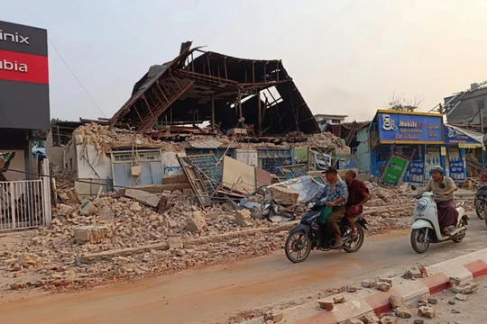 Nhà ở bị sập chôn vùi nạn dân bên dưới chưa được cứu hộ. Ảnh: QQnews.