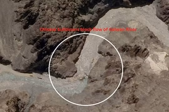 Hình ảnh chụp từ vệ tinh cho thấy Trung Quốc đã đưa xe ủi đến khu vực tranh chấp để xây dựng các cấu trúc quân sự (Ảnh: Đa Chiều).