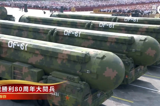 Đội hình tên lửa đạn đạo chiến lược DF-61 tại cuộc duyệt binh. Ảnh: HK01.