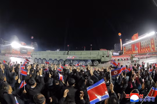 Tên lửa liên lục địa mới Hwasong-20 lần đầu tiên ra mắt trong cuộc duyệt binh tối 10/10. Ảnh: KCNA.