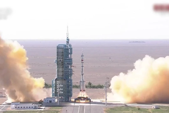 Tàu Thần Châu nằm trên phần đầu của tên lửa mang Trường Chinh 2 rời bệ phóng (Ảnh: Đông Phương).