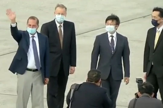 Bộ trưởng Y tế Mỹ Alex Azar đến sân bay Tùng Sơn chiều 9/8, bắt đầu chuyến thăm Đài Loan trong sự phản đối của Trung Quốc (Ảnh: Đông Phương).