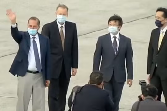 Bộ trưởng Y tế Mỹ Alex Azar đến sân bay Tùng Sơn chiều 9/8, bắt đầu chuyến thăm Đài Loan trong sự phản đối của Trung Quốc (Ảnh: Đông Phương).