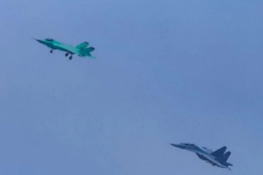 Chiếc máy bay J-31 phiên bản Hải quân (trên) bay thử xuất hiện trên mạng hôm 29/10 (Ảnh: Dwnews).