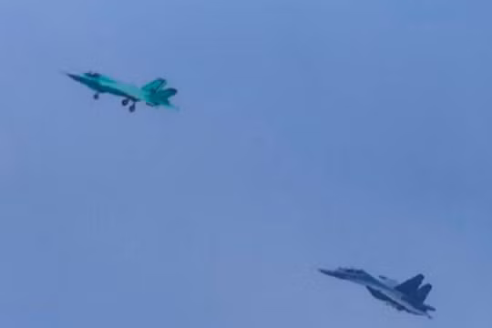 Chiếc máy bay J-31 phiên bản Hải quân (trên) bay thử xuất hiện trên mạng hôm 29/10 (Ảnh: Dwnews).