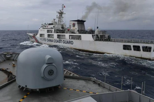 Tàu công vụ Indonesia xua đuổi tàu Hải cảnh Trung Quốc trong vùng đặc quyền kinh tế Indonesia ở phía Bắc quần đảo Natuna tháng 1/2020 (Ảnh Reuters).