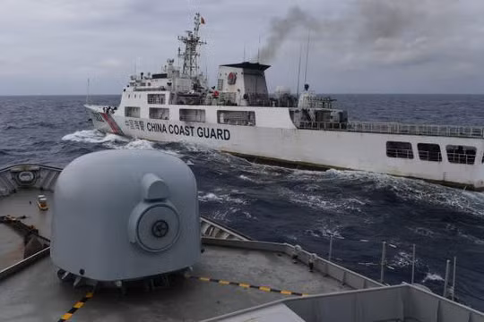 Tàu công vụ Indonesia xua đuổi tàu Hải cảnh Trung Quốc trong vùng đặc quyền kinh tế Indonesia ở phía Bắc quần đảo Natuna tháng 1/2020 (Ảnh Reuters).