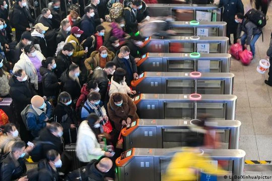 Các chuyên gia y tế lo ngại làn sóng người về quê ăn Tết sẽ gây ra thách thức cho các cơ sở y tế ở nông thôn (Ảnh: Xinhua).