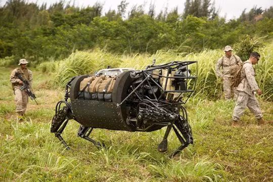 Robot "Big Dog" được quân đội Mỹ sử dụng đển vận chuyển vật tư, vũ khí trên nhiều loại địa hình (Ảnh" Toutiao).