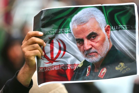 Sau khi tướng Suleimani bị Mỹ sát hại ở Baghdad, Iran tuyên bố sẽ trả thù mang tính hủy diệt với Mỹ, Tổng thống Trump cũng viết tweet tỏ ý sẽ sử dụng các vũ khí mới uy lực lớn chống lại Iran (Ảnh: Đa Chiều)