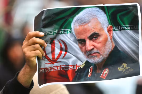 Sau khi tướng Suleimani bị Mỹ sát hại ở Baghdad, Iran tuyên bố sẽ trả thù mang tính hủy diệt với Mỹ, Tổng thống Trump cũng viết tweet tỏ ý sẽ sử dụng các vũ khí mới uy lực lớn chống lại Iran (Ảnh: Đa Chiều)