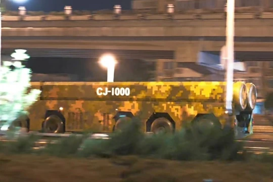 Tên lửa CJ-1000 (Hay DF-1000) xuất hiện trong buổi tổng duyệt cho lễ duyệt binh 3/9. Ảnh: Singtao.