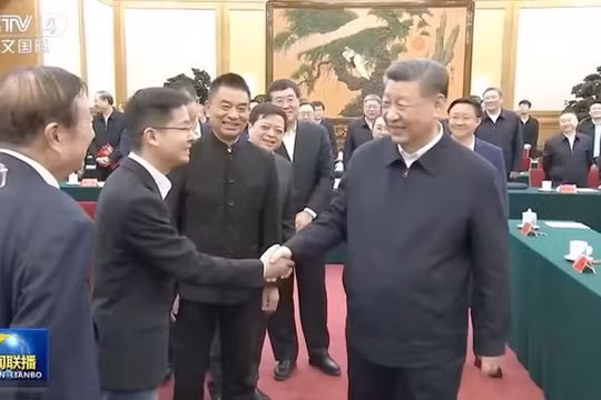 Chủ tịch Trung Quốc Tập Cận Bình bắt tay ông chủ 9x của Unitree Robotics Vương Hưng Hưng. Ảnh: CCTV.