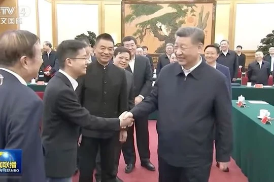 Chủ tịch Trung Quốc Tập Cận Bình bắt tay ông chủ 9x của Unitree Robotics Vương Hưng Hưng. Ảnh: CCTV.