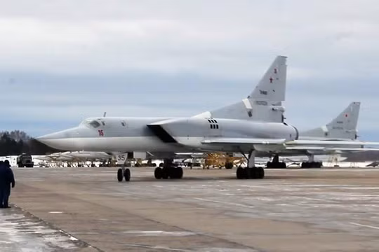 Máy bay Tu-22 M3 Backfire ở sân bay Shaikovka (Ảnh: BQPNga).