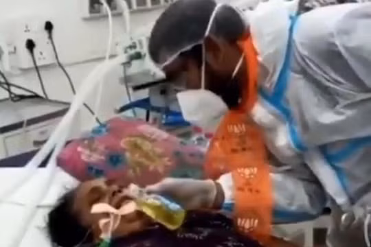 Bệnh nhân COVID-19 nặng bị ép uống nước tiểu bò để chữa bệnh (Ảnh: ETtoday).