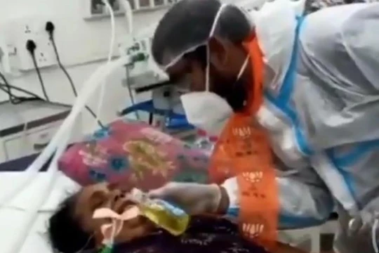 Bệnh nhân COVID-19 nặng bị ép uống nước tiểu bò để chữa bệnh (Ảnh: ETtoday).