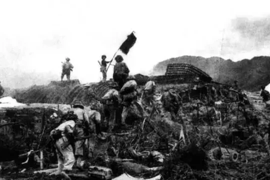 Bộ đội Việt Nam chiếm sở chỉ huy quân Pháp chiều 7/5/1954 (Ảnh: Sina).