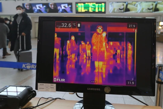 Dịch bệnh COVID-19 đang lây lan rất nhanh ra nhiều quốc gia ngoài Trung Quốc (Ảnh: AP).